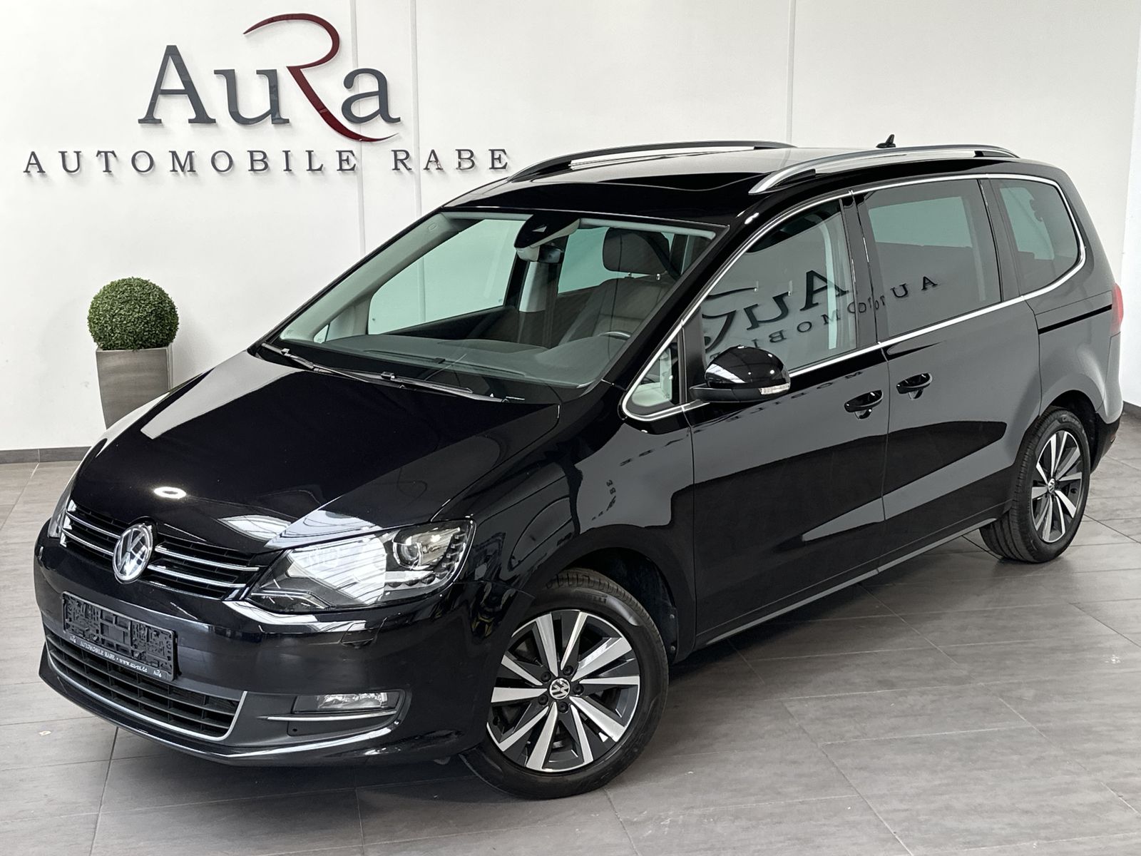 Fahrzeugabbildung Volkswagen Sharan 1.4 TSI DSG 7-Sitzer HL NAV+XEN+AHK+PANO