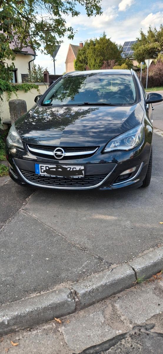 Opel Astra 2012 — interior