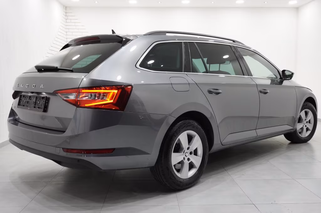 Skoda Superb 2.0 TDi DSG Combi Navi/LED/AHK/Virtual/Ka
