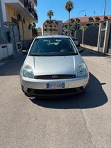 Ford Fiesta 1.4 16V 5p. Ghia ANNO 2004 - Ford Fiesta aus 2004: 1.4