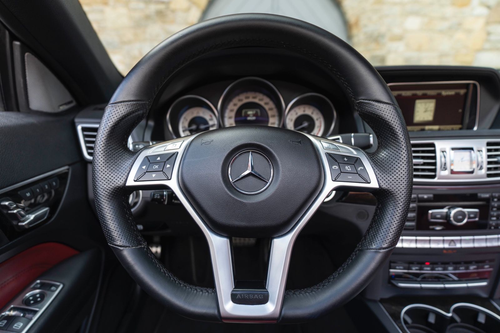 Fahrzeugabbildung Mercedes-Benz E 550 Cabriolet AMG-LINE ACC H&K LED KAM TOTW