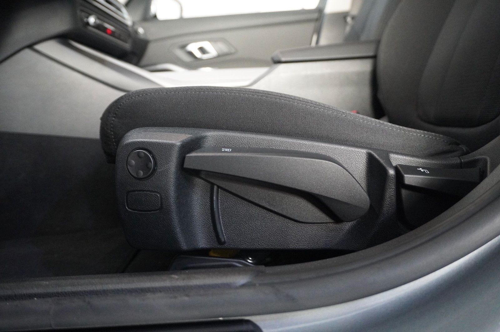 Fahrzeugabbildung BMW 320D TOURING X-DRIVE NAVI/LED/VIRTU./SHZ/DAB+
