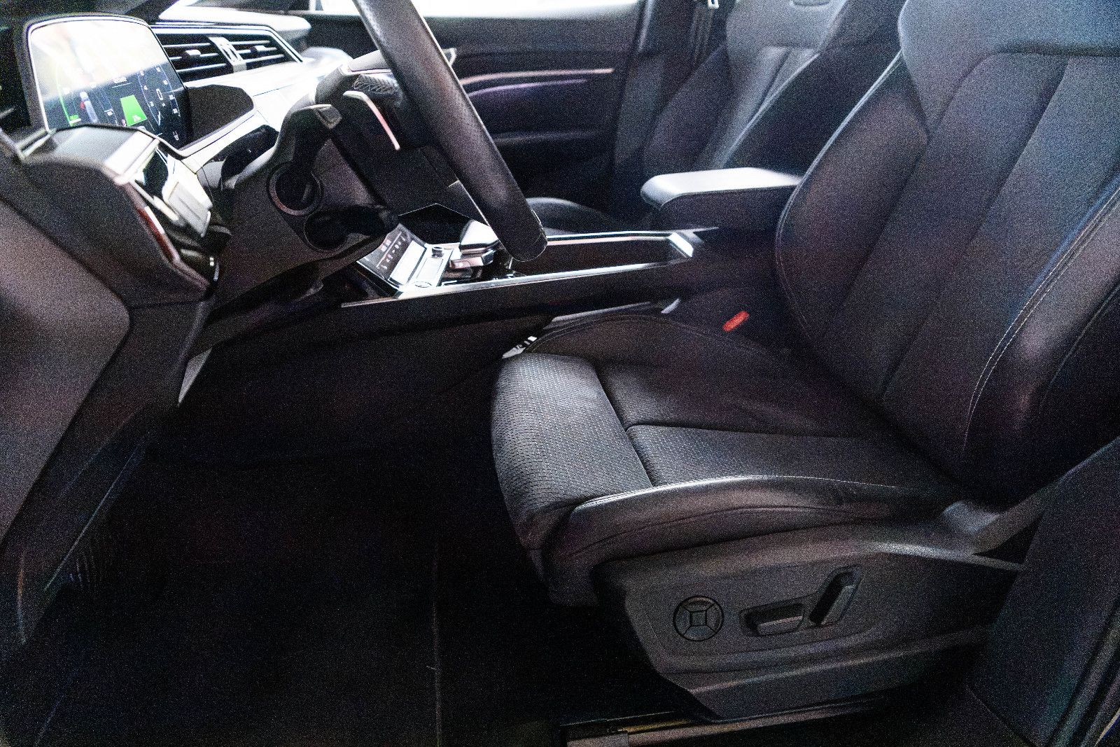 Fahrzeugabbildung Audi e-tron 55 quattro S line NAVI+LED+SZH