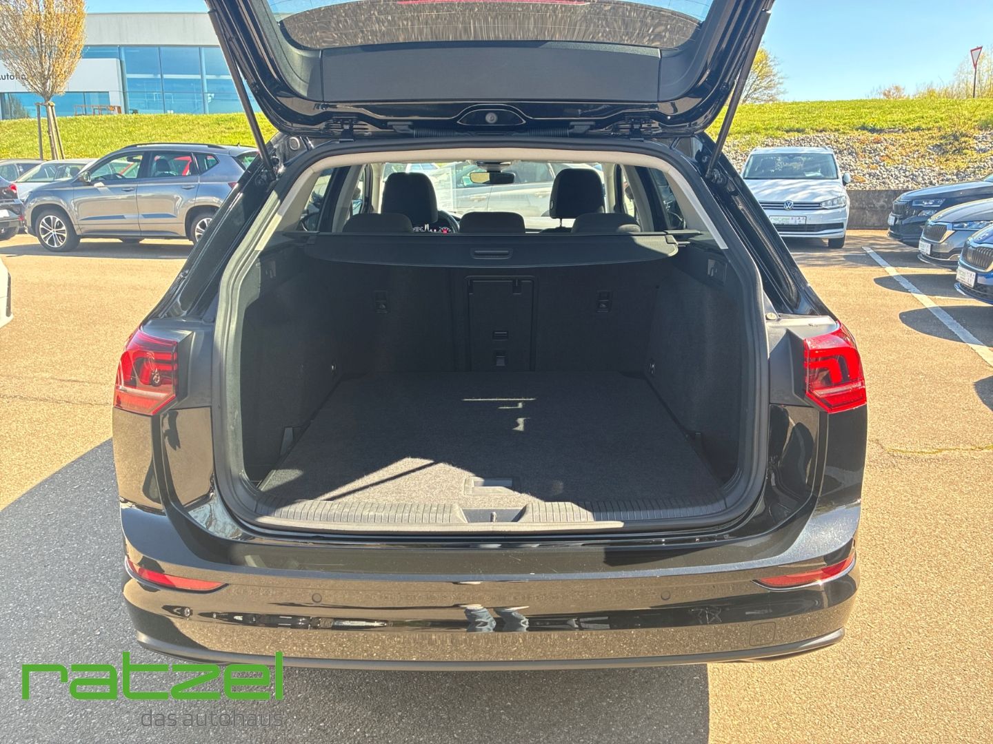 Fahrzeugabbildung Volkswagen Golf Variant Life 1,5 eTSI DSG LED ACC Apple Car