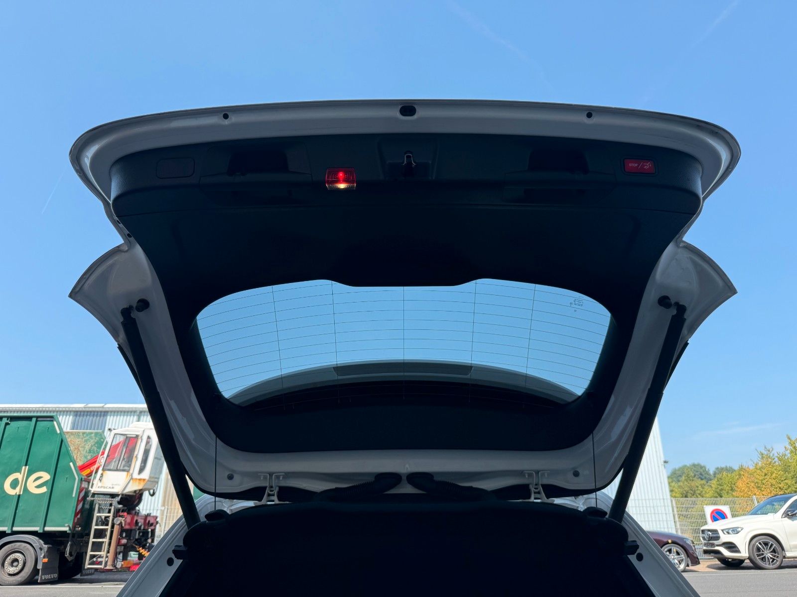 Fahrzeugabbildung Mercedes-Benz EQA 300 4M Progressive+Ambiente+RFK+19AMG+TotW