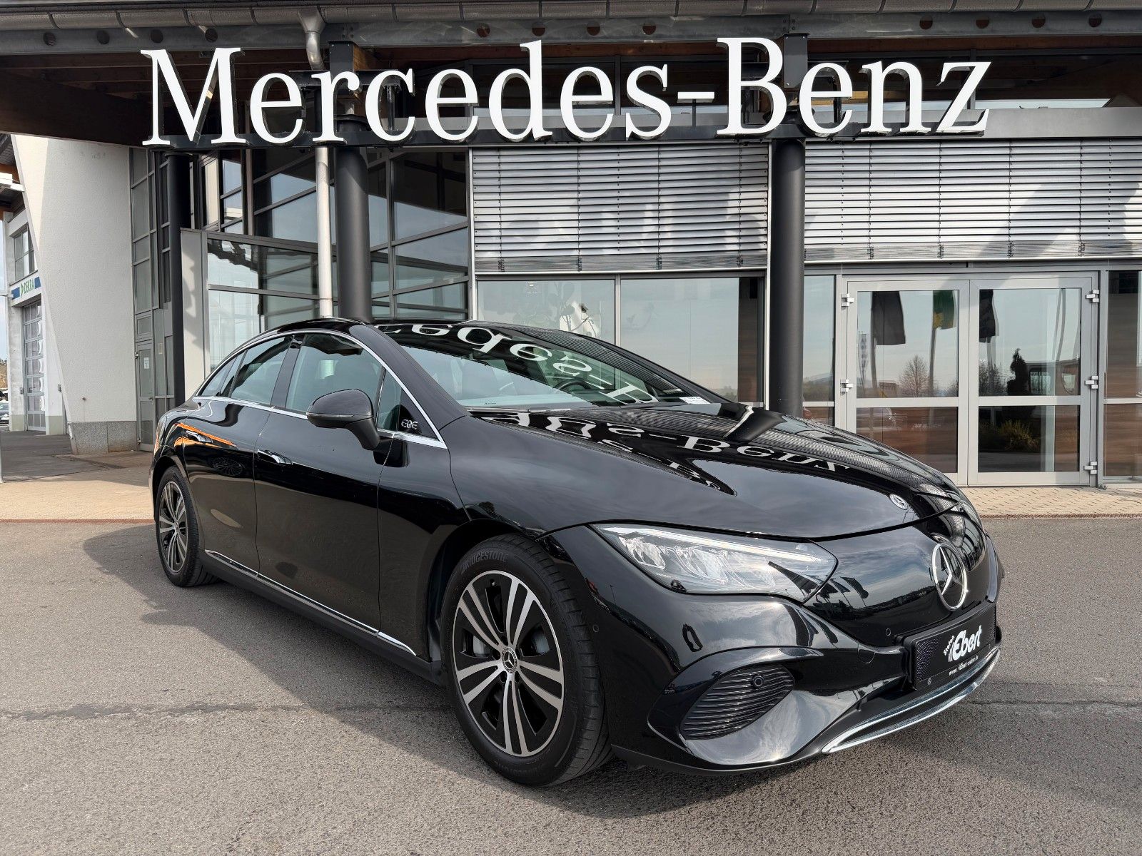 Fahrzeugabbildung Mercedes-Benz EQE 300 Avantgarde+AHK+RFK+Ambiente+HaLenkung
