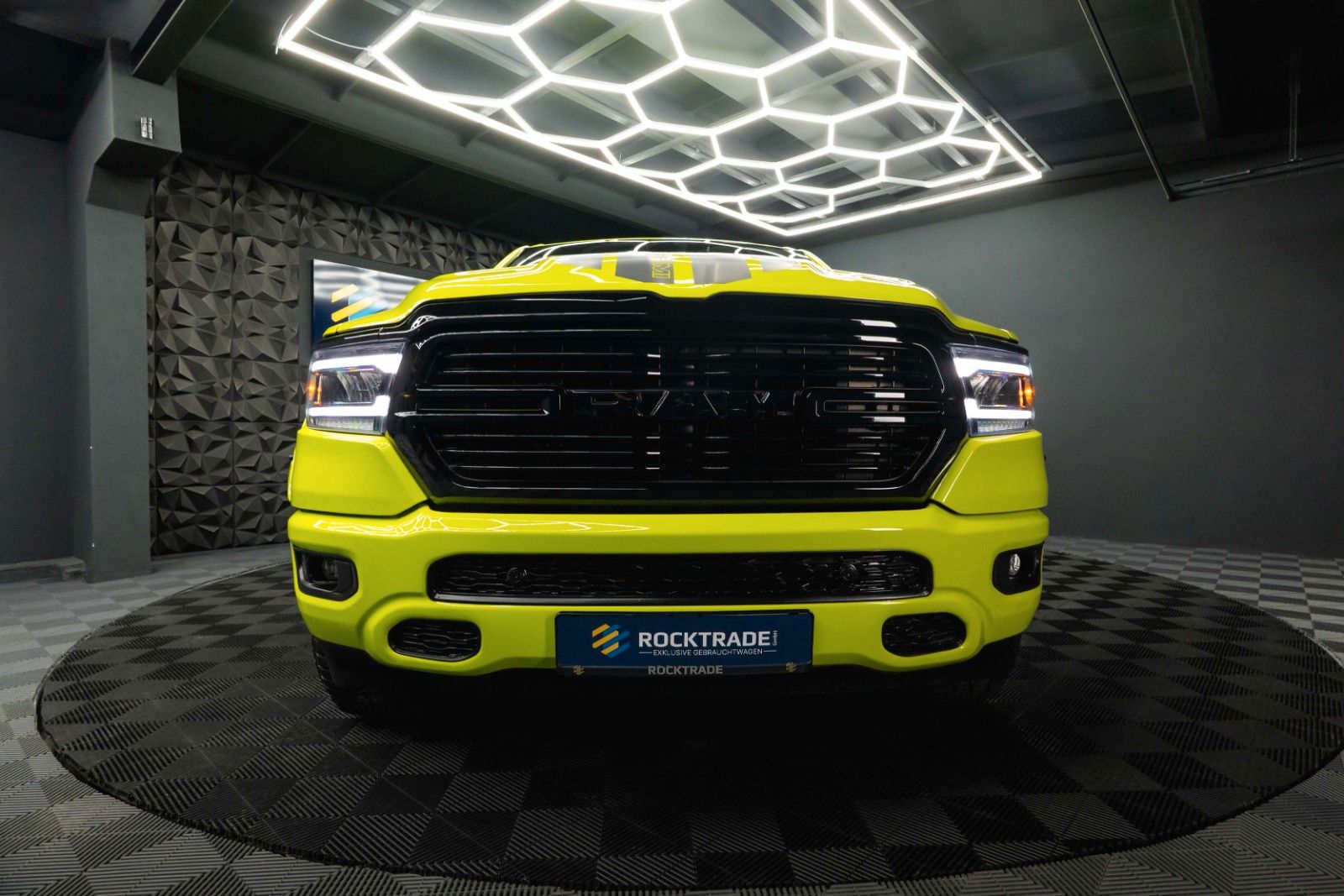 Fahrzeugabbildung Dodge RAM 5.7 V8 4x4 OFFROAD ACID YELLOW Edition LED