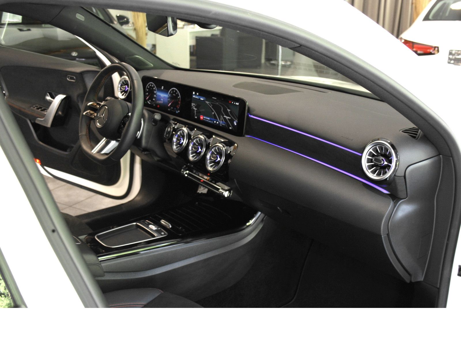 Fahrzeugabbildung Mercedes-Benz A 180 AMG Advanced Plus Limousine *Night*Ambient