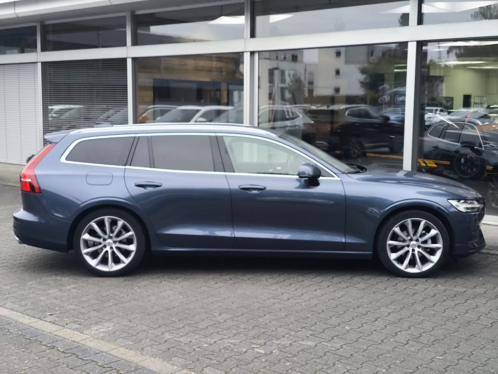 Fahrzeugabbildung Volvo V60 Momentum VIRTU+NAVI+SHZ+LEDER+KAM+TEMP+AHK+