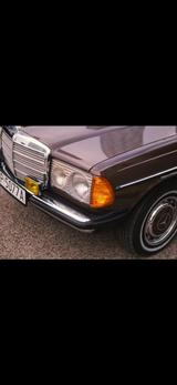 Mercedes-Benz W123 220 D vom 1977  - Mercedes-Benz mit Diesel-Antrieb: W123