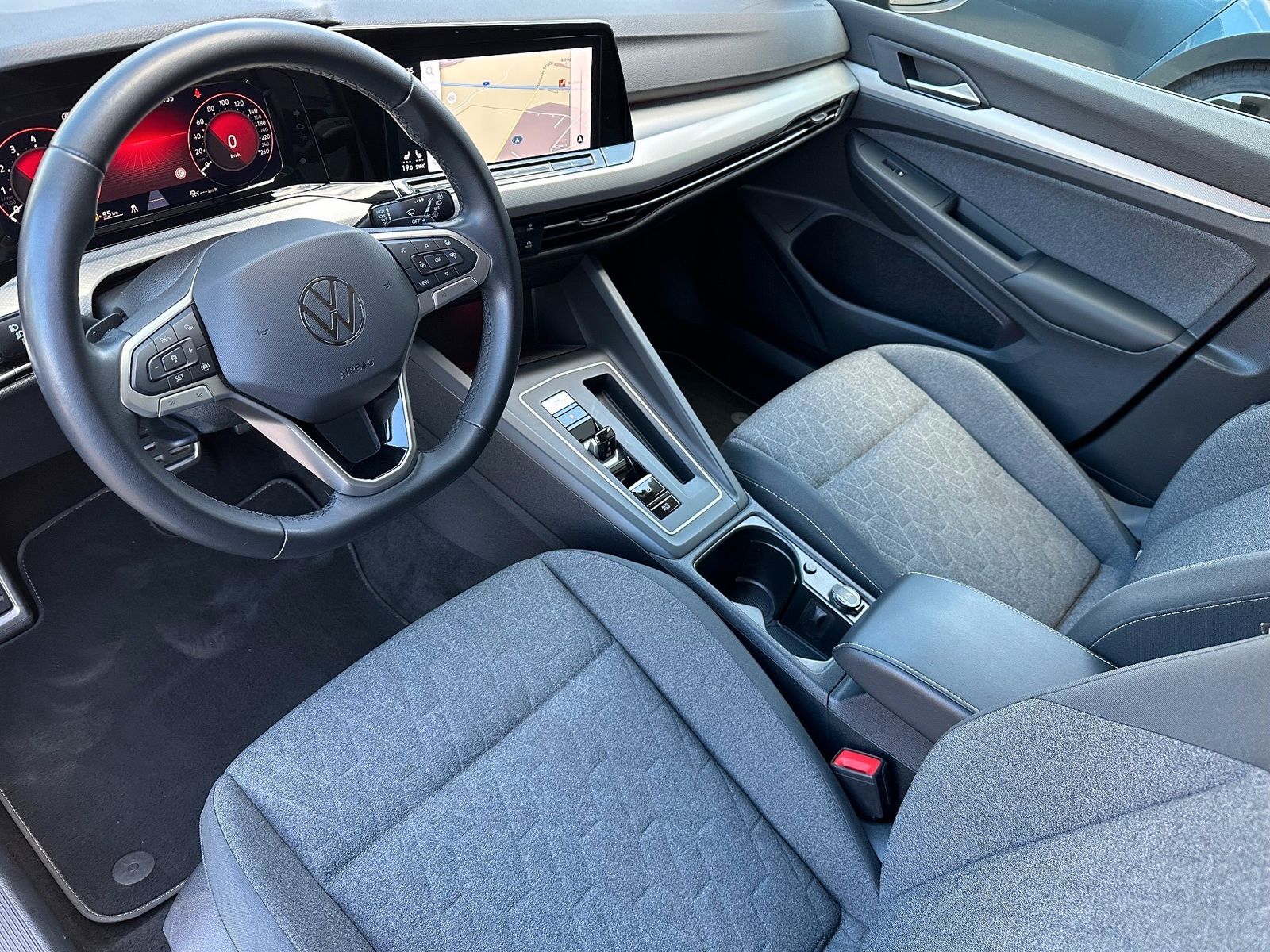 Fahrzeugabbildung Volkswagen Golf Variant 1.5 eTSI DSG Move NAV+LED+GJR+KAM