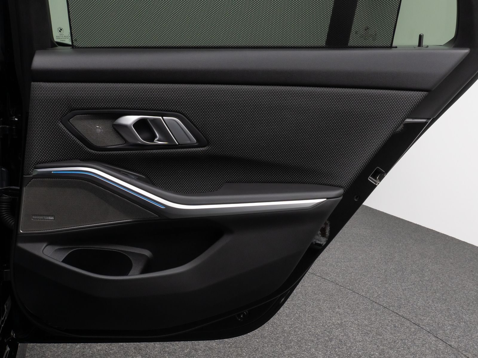 Fahrzeugabbildung BMW 330e Kamera HUD DAB H/K Stop&Go AHK Komfort LED