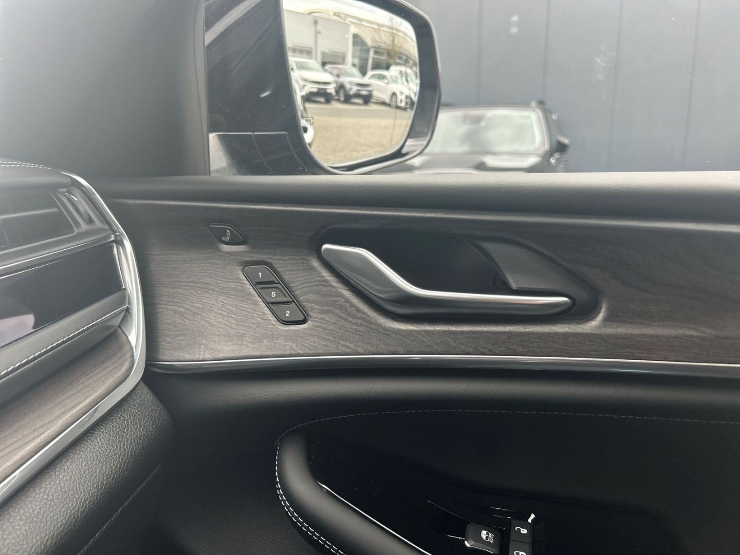 Fahrzeugabbildung Jeep Grand Cherokee 4xe Overland HUD Navi Leder AHK