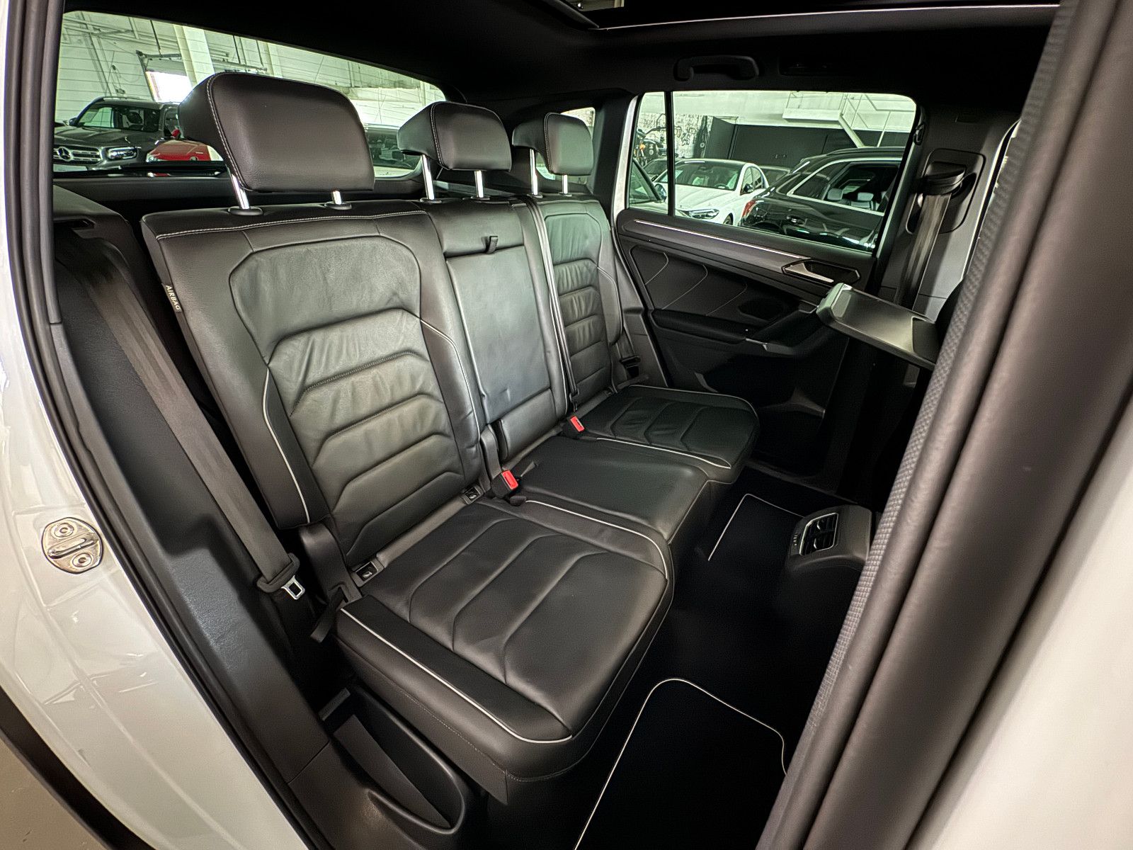 Fahrzeugabbildung Volkswagen Tiguan DSG 4MO 3X R-LINE PANO MEMORY BLACK STYLE