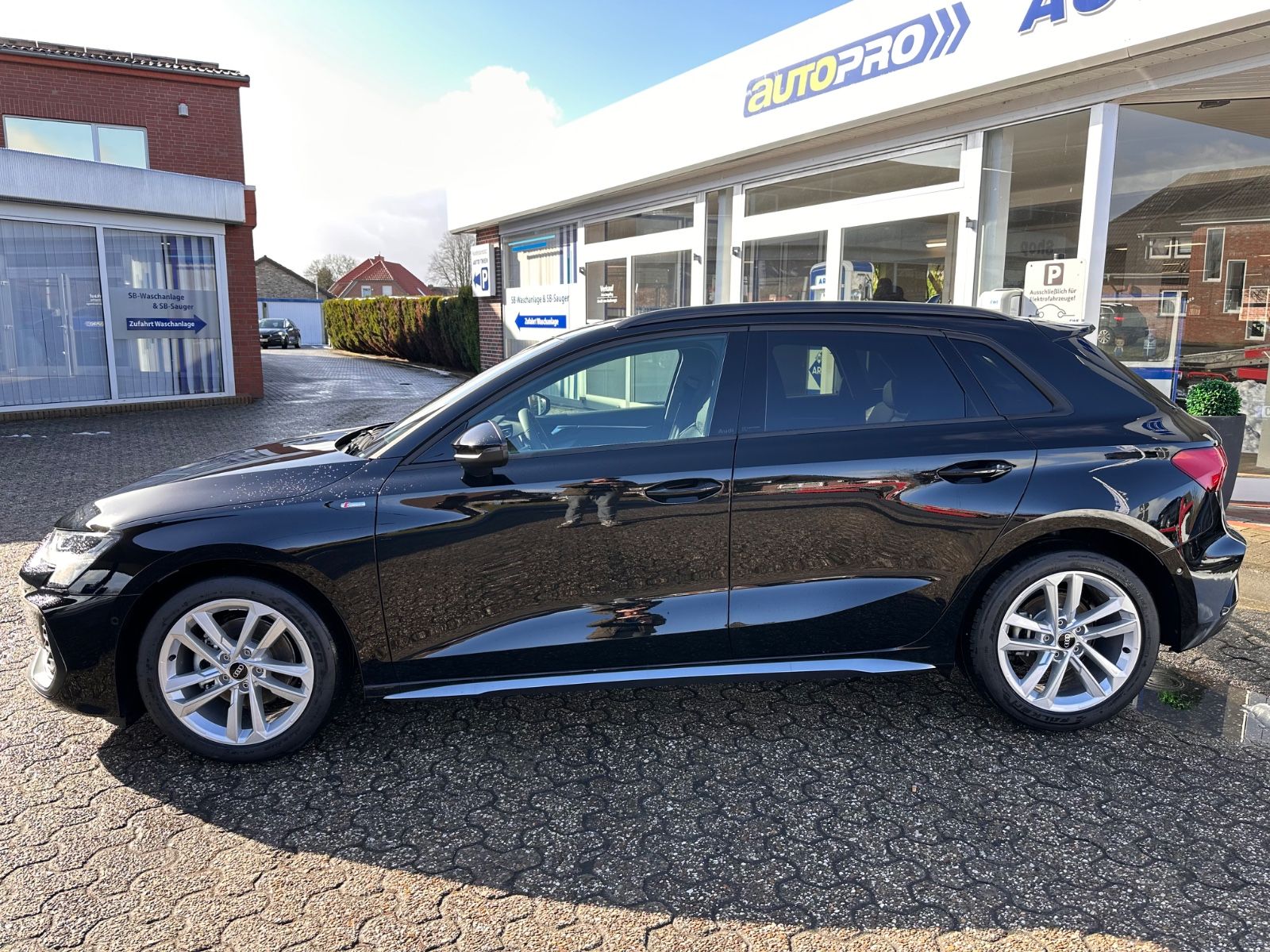 Fahrzeugabbildung Audi A3 Sportback 35 TFSI S line S Tron. Navi/ACC/LED