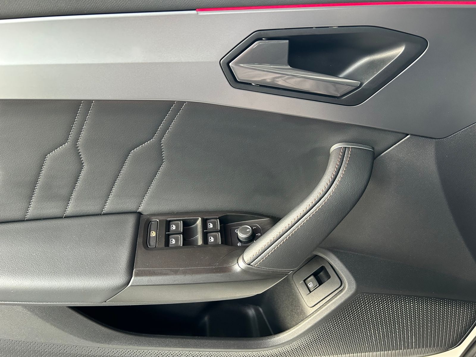 Fahrzeugabbildung CUPRA Leon Sportstourer VZ e-Hybrid NAV RFK SHZ 19"