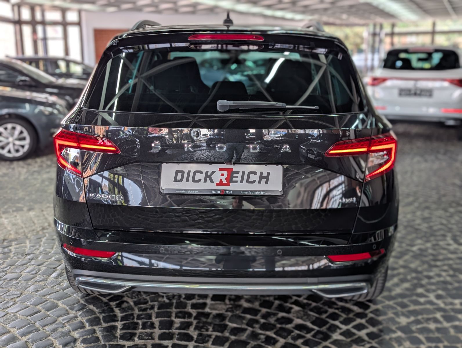 Fahrzeugabbildung SKODA Karoq Sportline 4x4 2.0 TSI ACC APP 4xSHZ AMBI