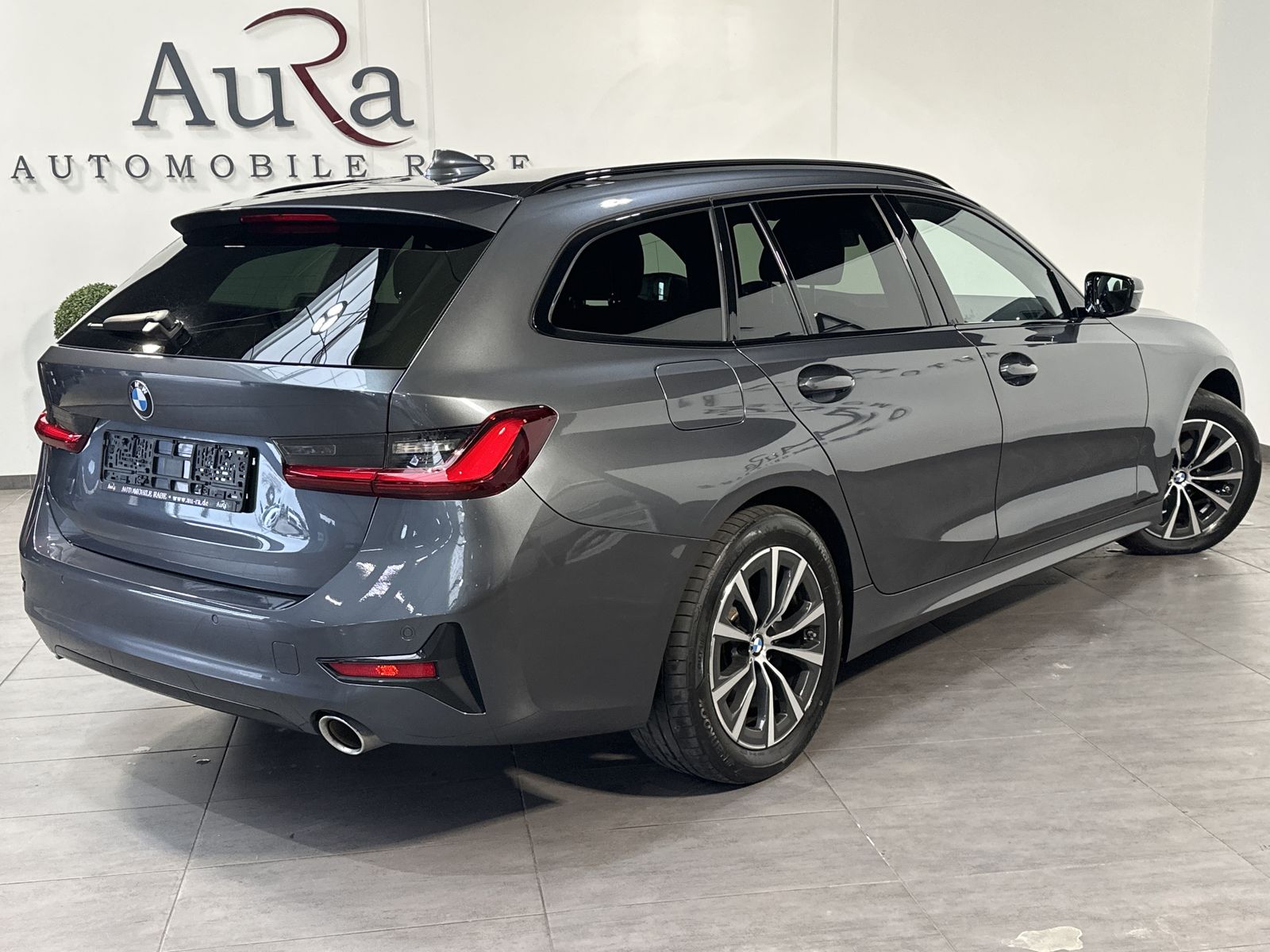 Fahrzeugabbildung BMW 320d Touring Sport-Line NAV+LED+ACC+HIFI+17ZO+LC