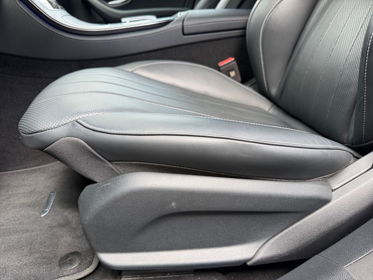 Fahrzeugabbildung Mercedes-Benz E 400 d 4M T Aut. NIGHT+AMG19''+HEADUP+360°+STHZ