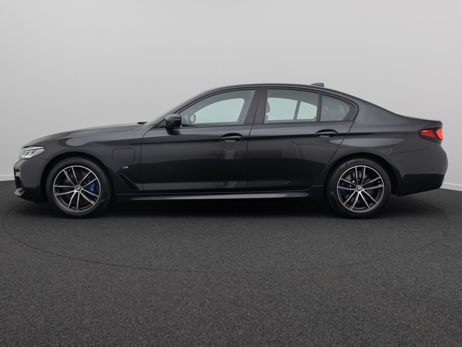 Fahrzeugabbildung BMW 545e xD M Sport 360° HUD H/K DAB AHK Komfort