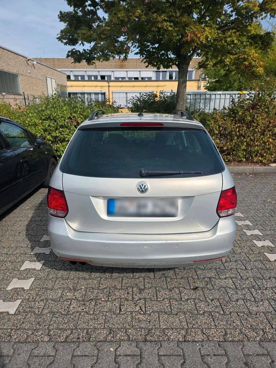 Volkswagen Golf 2011 — rear view
