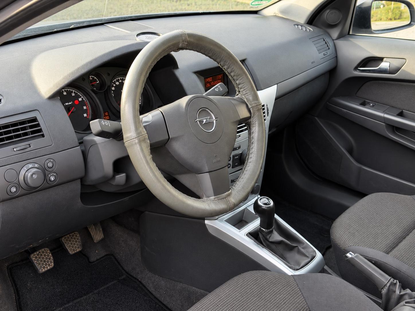 Opel Astra 2009 — photo 12