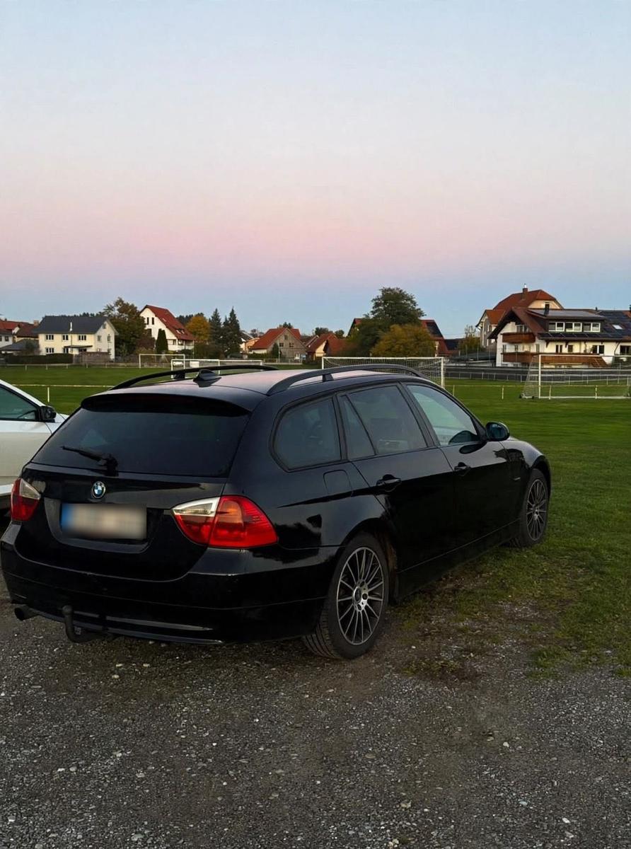 BMW 320 2007 — rear view