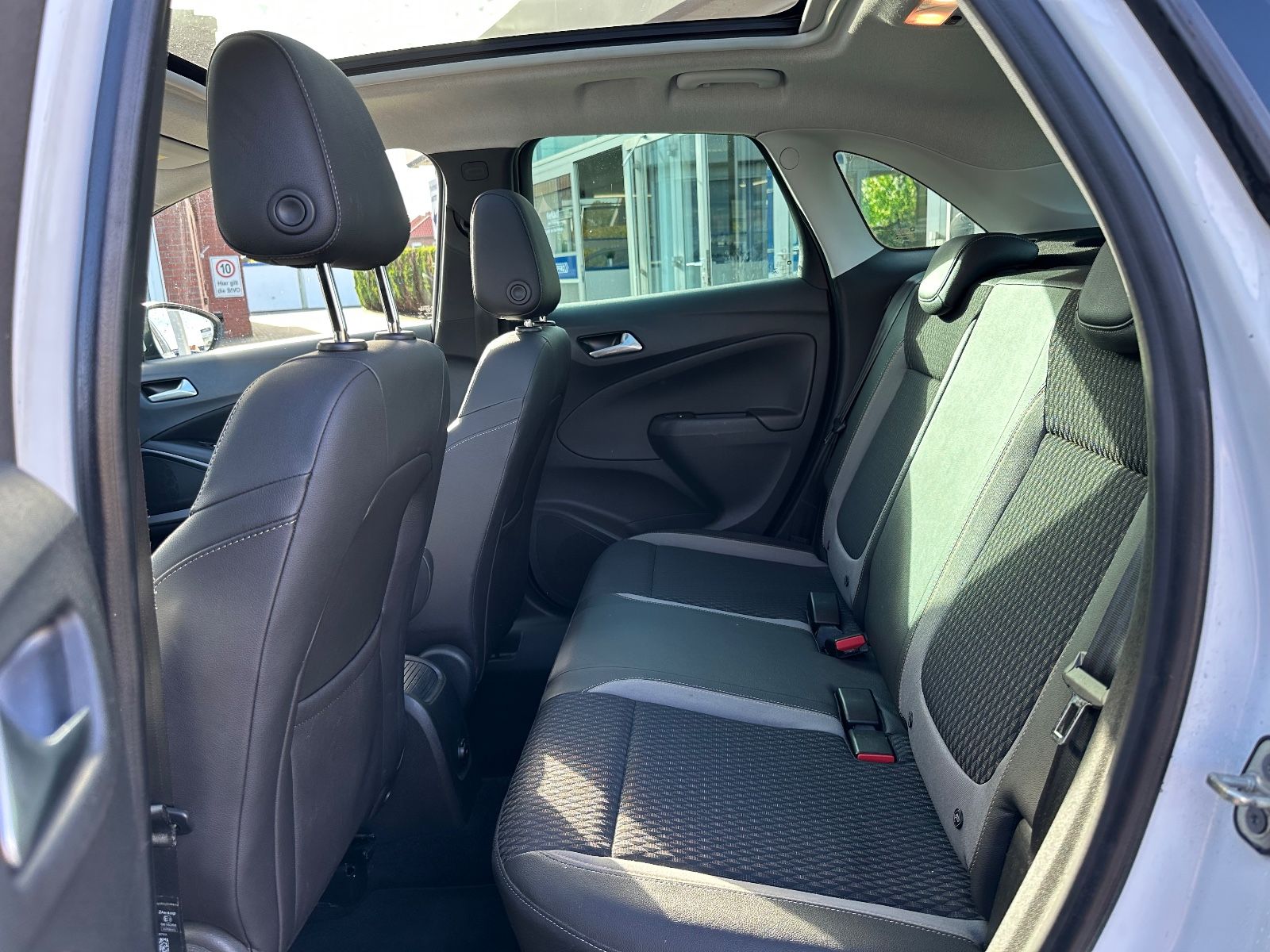 Fahrzeugabbildung Opel Crossland 1.6 D Edition AHK/Pano/LED/Keyless/GRA