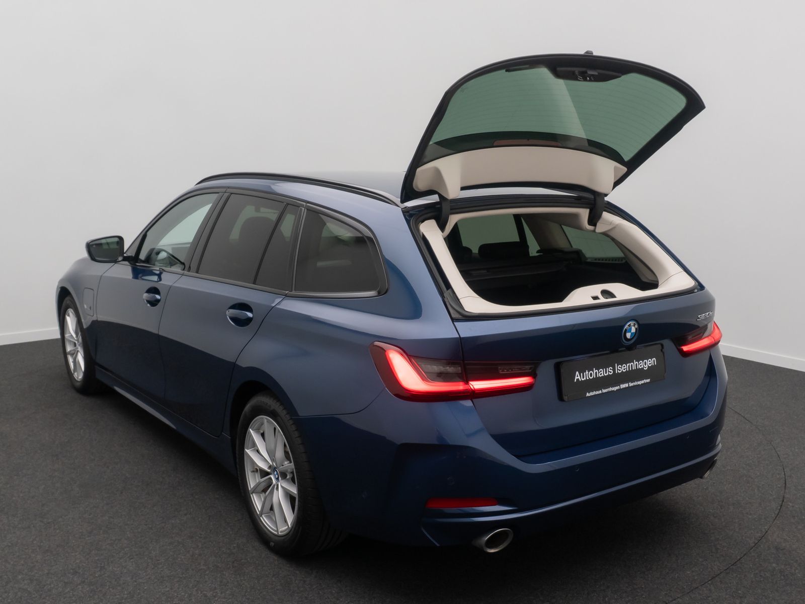 Fahrzeugabbildung BMW 320e HUD Alarm DAB Kamera GeschwindigReg Widscre