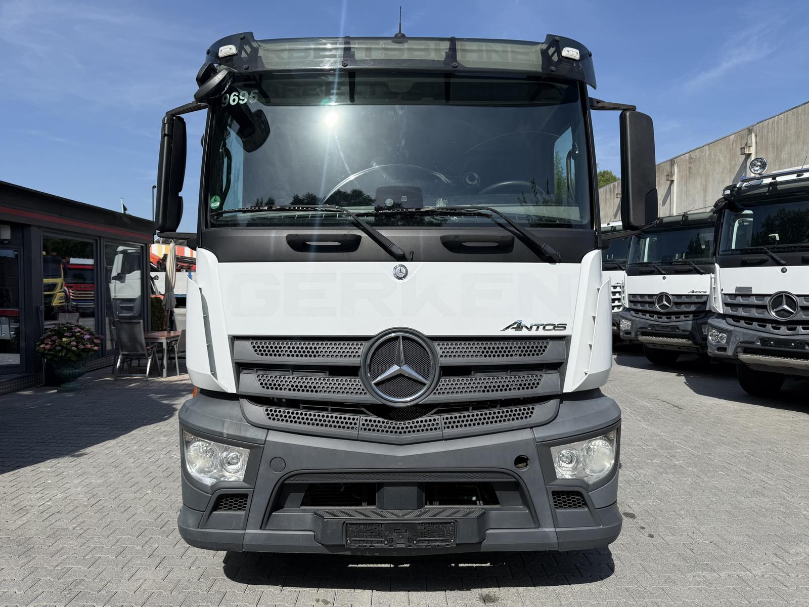 Mercedes-Benz Actros MP4 2532 6X2 Maschinentransporter