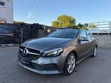 Mercedes-Benz A 220d BlueEfficiency *PANORAMA/NAVI* - Mercedes-Benz A 220: Kleinwagen