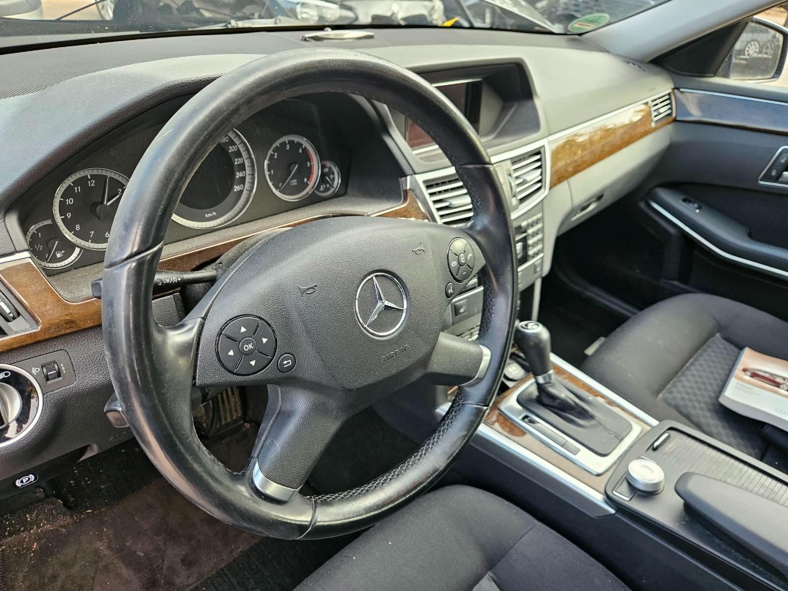 Mercedes-Benz E200 2011 — photo 14