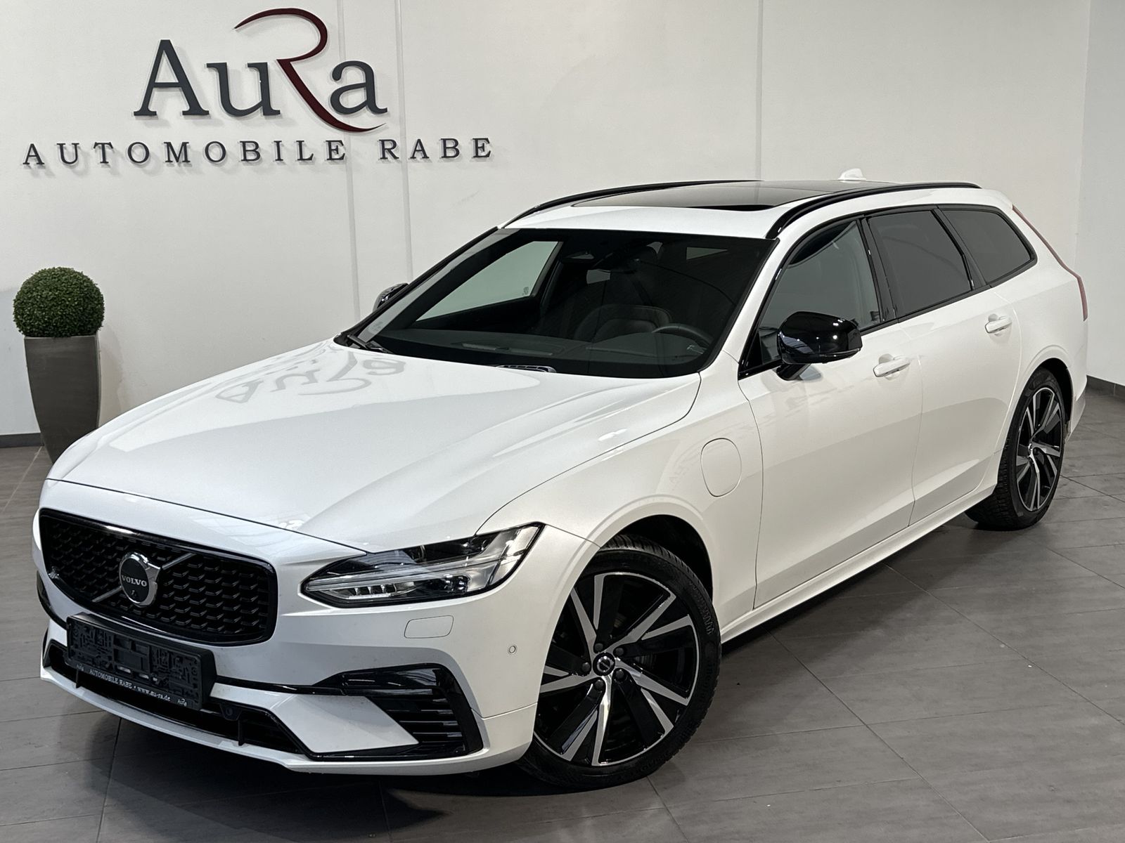 Fahrzeugabbildung Volvo V90 T6 Recharge AWD Plus Dark NAV+LED+AHK+PANORA