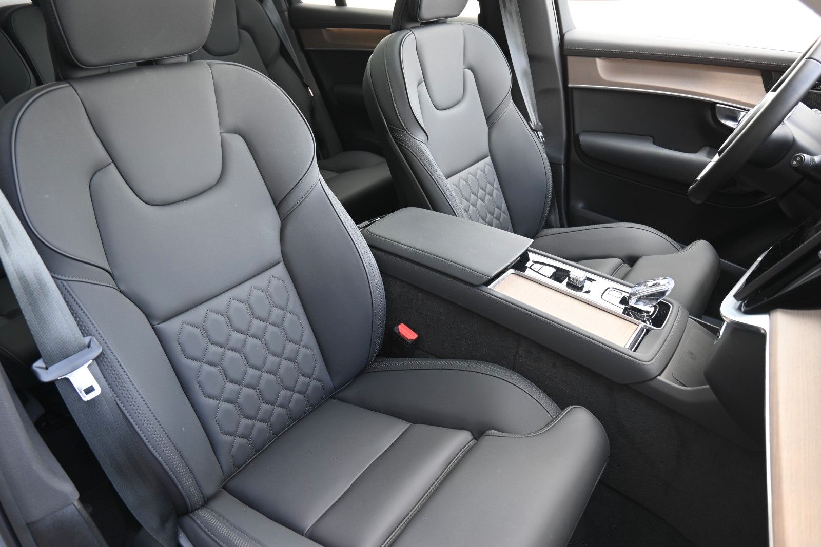 Fahrzeugabbildung Volvo XC90 T8 AWD Plus Dark*PANO*360°*HuD*H&K*ACC