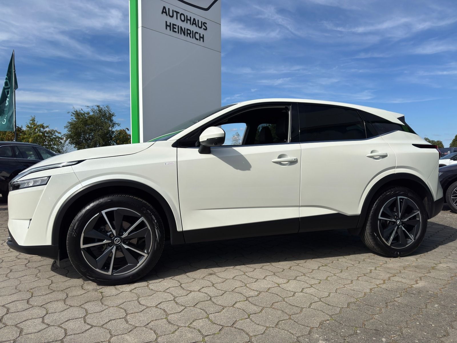 Fahrzeugabbildung Nissan Qashqai 1.3 DIG-T Tekna*AHK*360°Cam*Head-Up*eHec