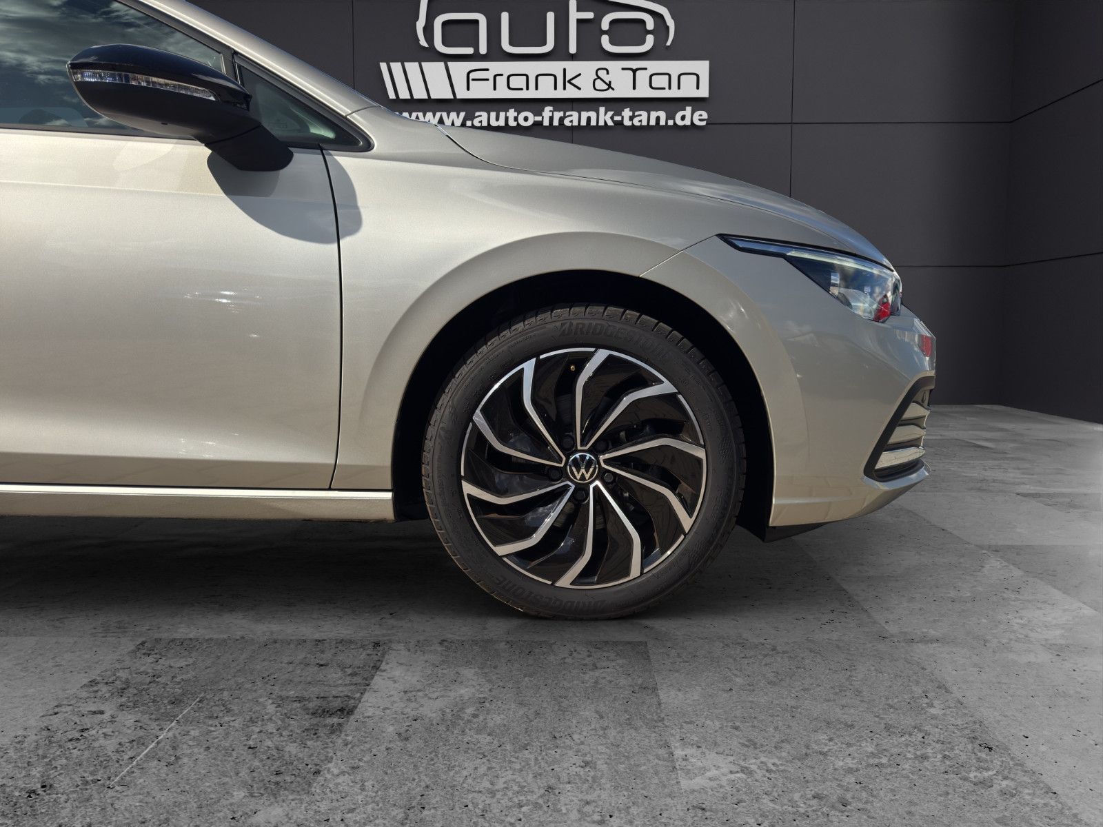 Fahrzeugabbildung Volkswagen Golf VIII 1.5 eTSI ACC/Apple/Ambiente/Keyless
