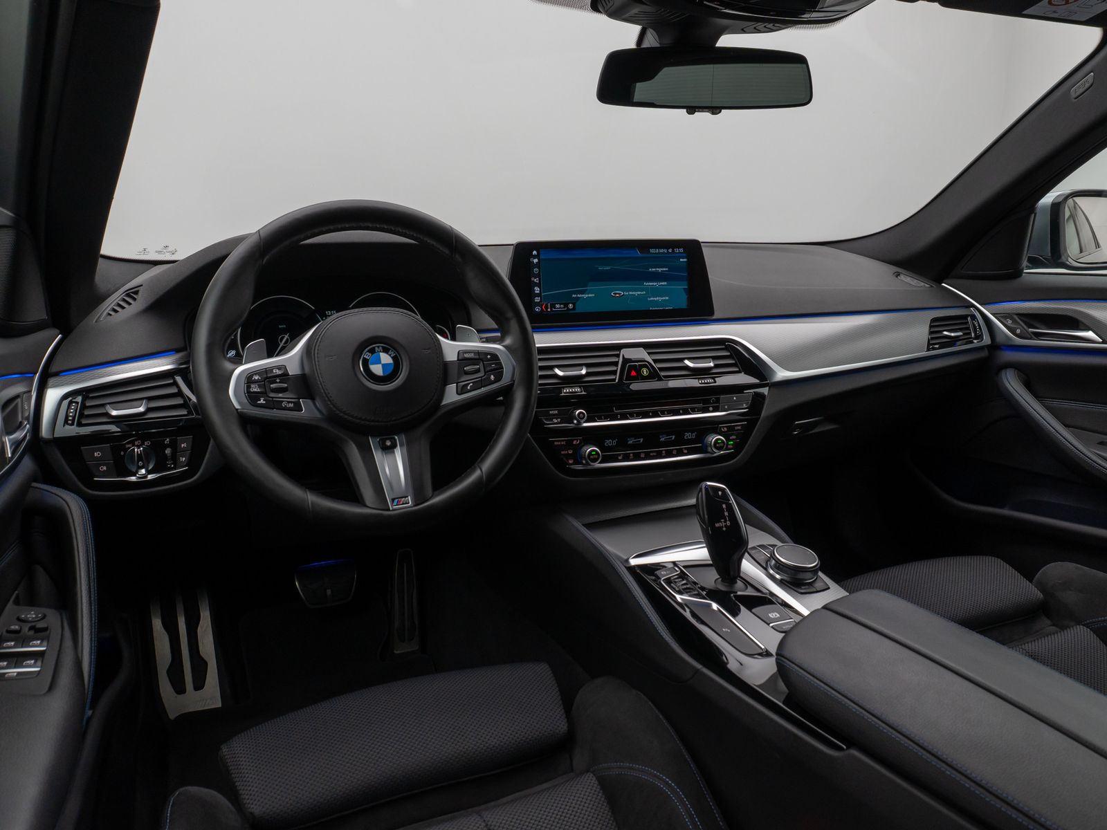 Fahrzeugabbildung BMW 530d xD M Sport Kamera HUD HiFi SoftCl Komfort