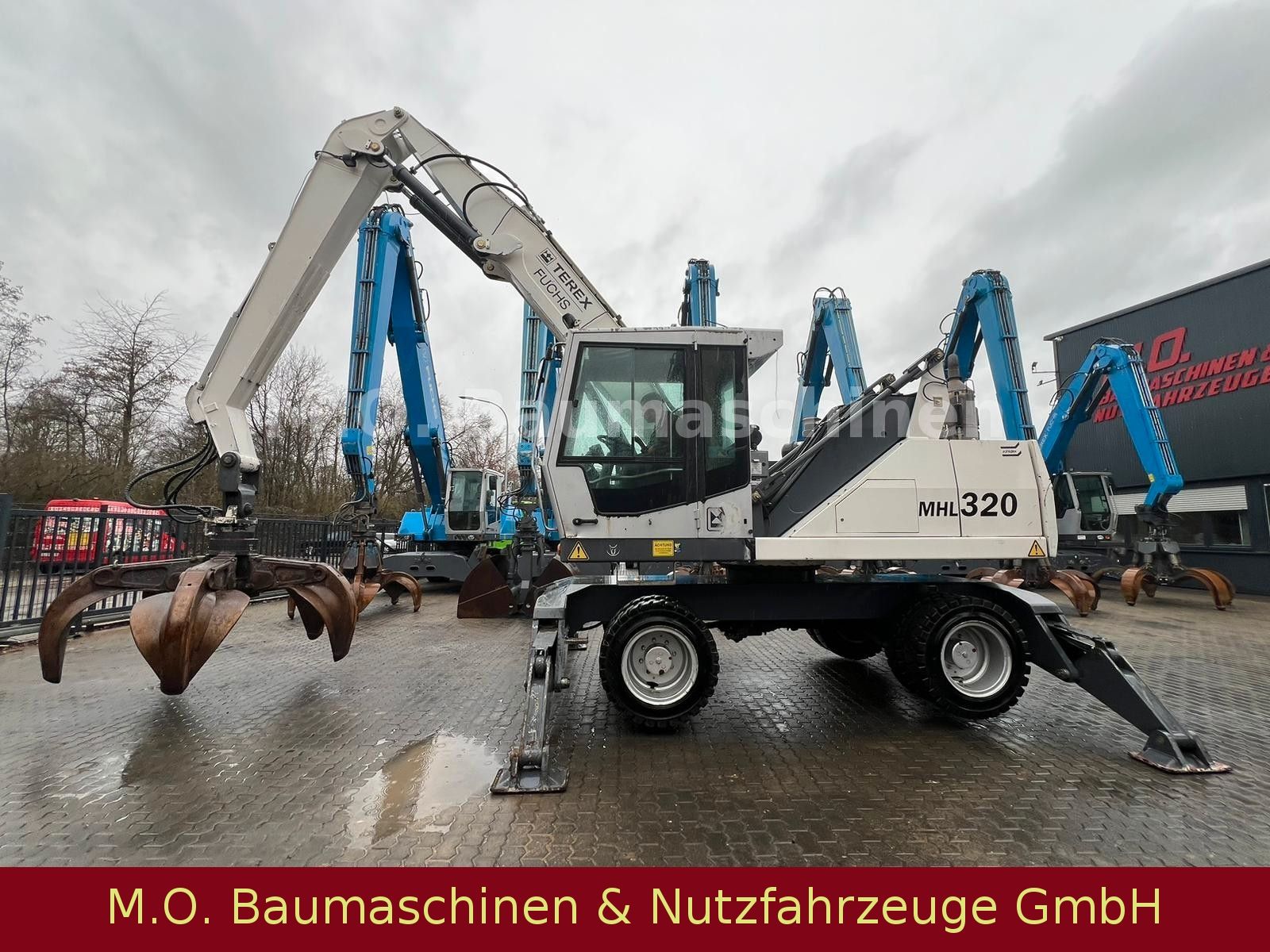 Fahrzeugabbildung Fuchs Terex MHL 320 / Polyp/ Liftkabine/