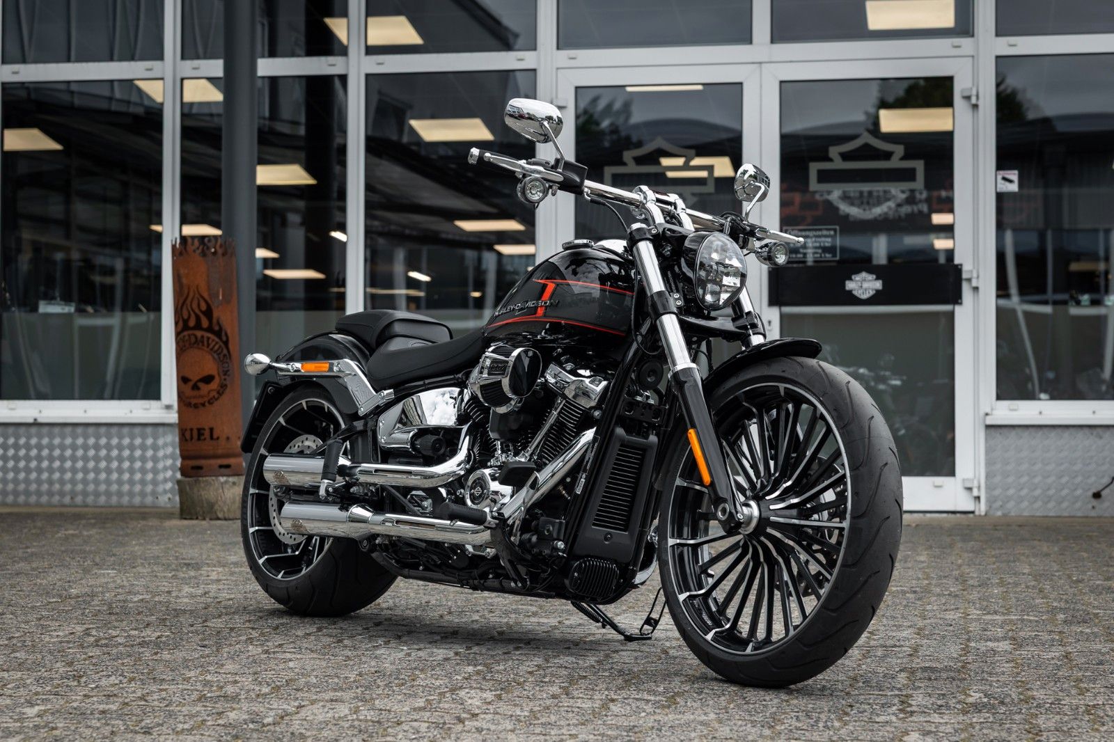 Fahrzeugabbildung Harley-Davidson FXBR Breakout 117 cui -Jekill & Hyde -