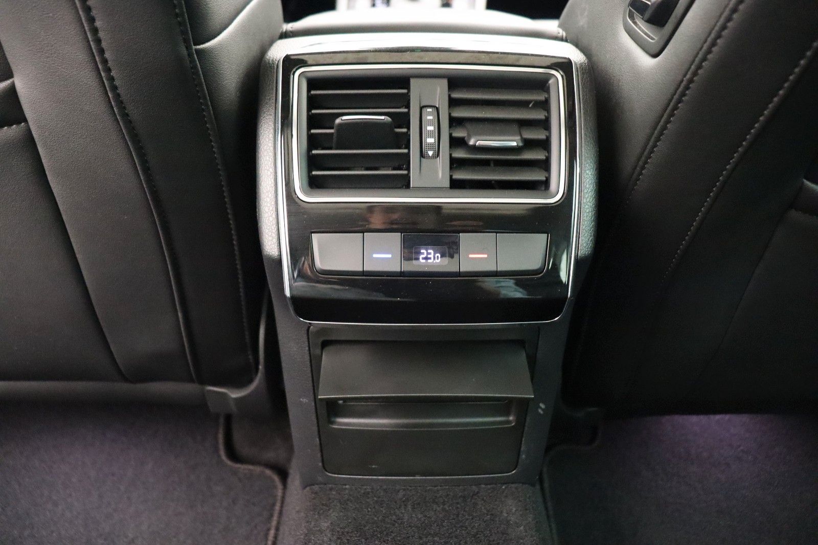 Fahrzeugabbildung SKODA Superb Combi Premium Edition 4x4 LED Panorama