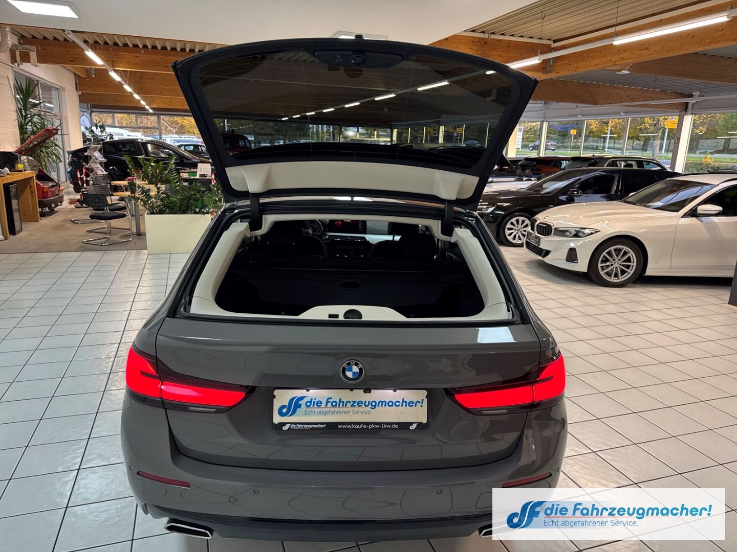 Fahrzeugabbildung BMW 520 d Touring Park-Assistent Luftfederung Navi D