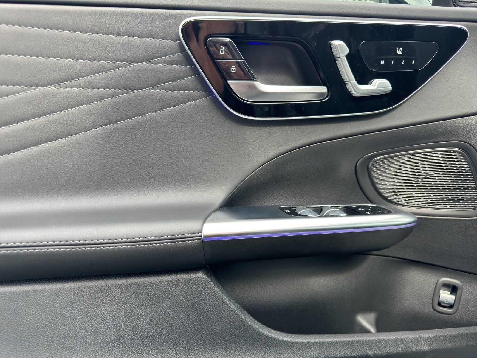 Fahrzeugabbildung Mercedes-Benz C300d 4M AMG Pano MAGNO Memo DISTR KeyGo AHK HUD