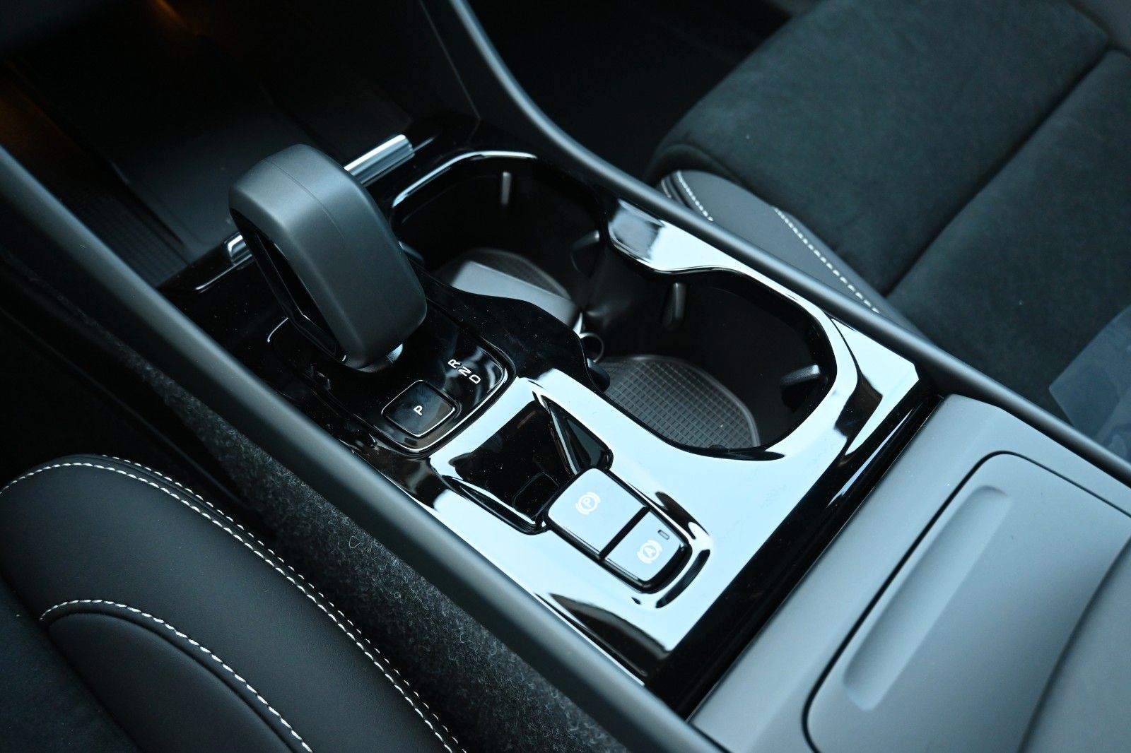 Fahrzeugabbildung Volvo XC40 B4 DKG Plus Dark*FSHZG*360°*ACC*Allwetter