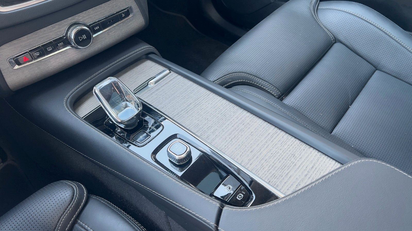 Fahrzeugabbildung Volvo XC90 B5 D AWD Ultimate Dark*B&W*HUD*LUFT*AHK*ACC