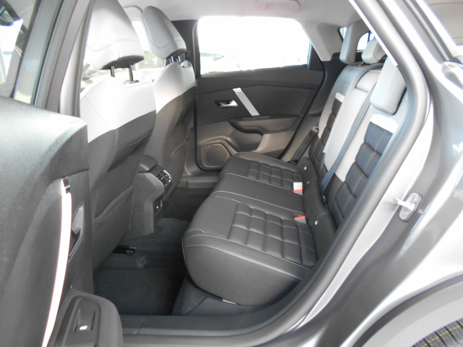 Fahrzeugabbildung Citroën C 4 Hybrid 136 e-DCS6 Max Facelift