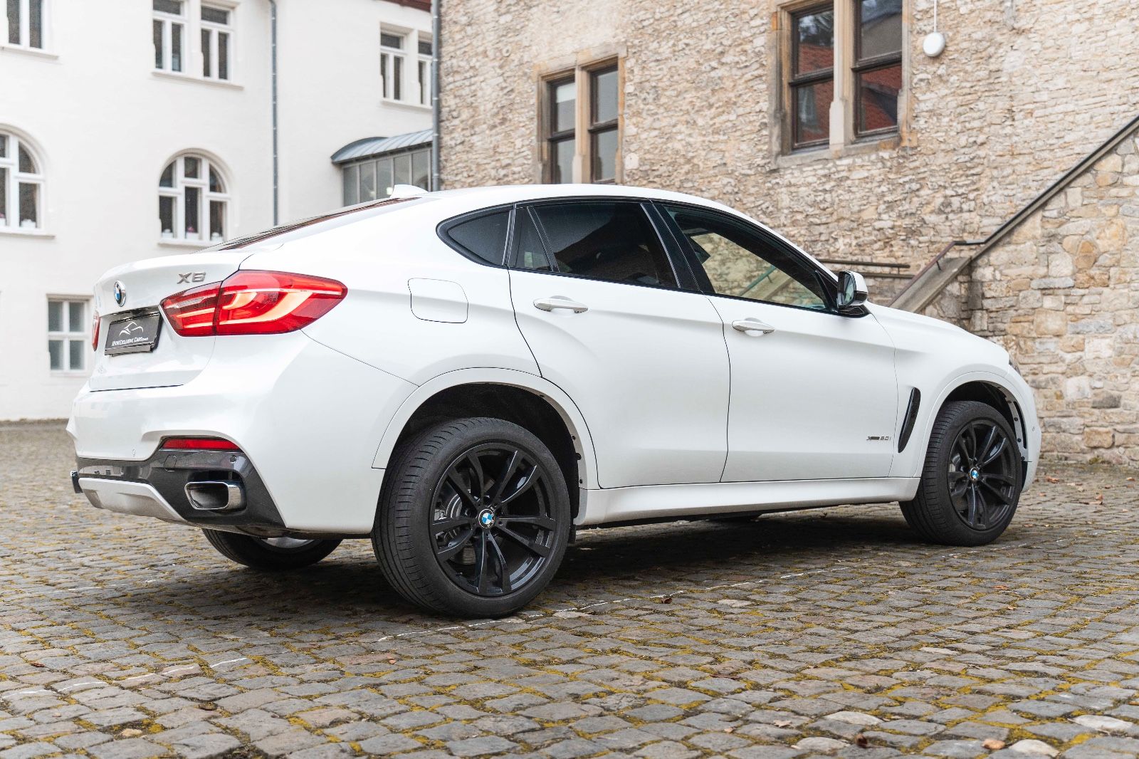 Fahrzeugabbildung BMW X6 xDrive50i M-Sportpaket 360° HUD H&K LED SOFT