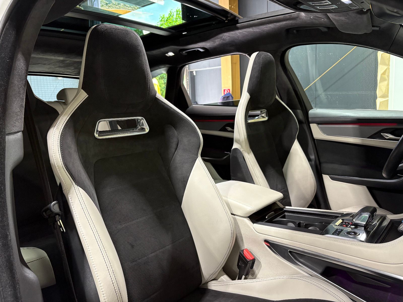 Fahrzeugabbildung Jaguar F-PACE SVR AWD/PANO/360°/APPLE/ACC/AMBIENTE/SHZ
