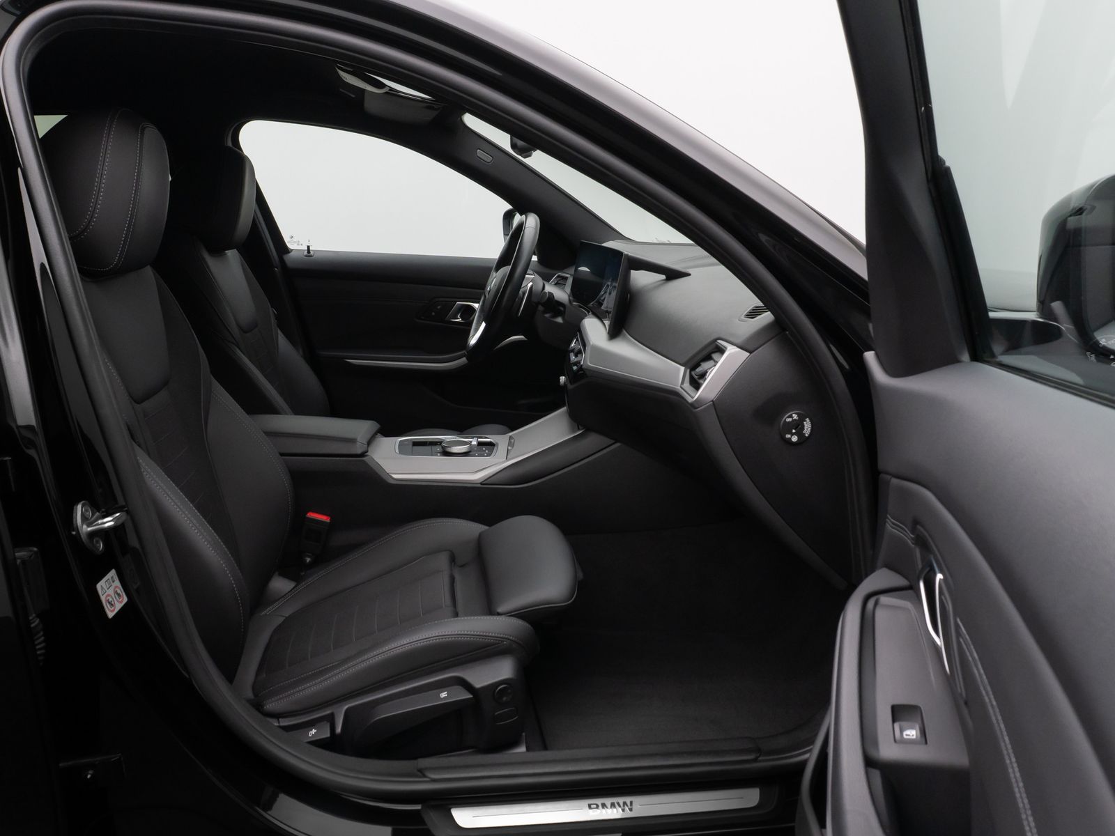 Fahrzeugabbildung BMW 318d Kamera HUD DAB ACC Komfort Alarm Sport