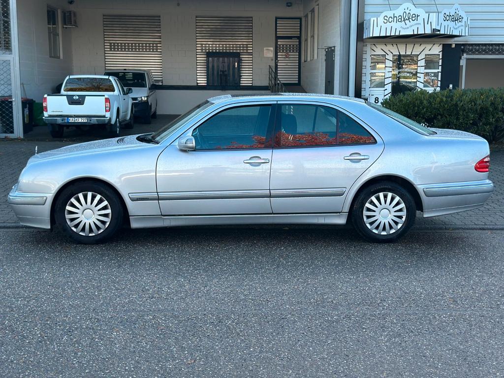 Mercedes-Benz E 240