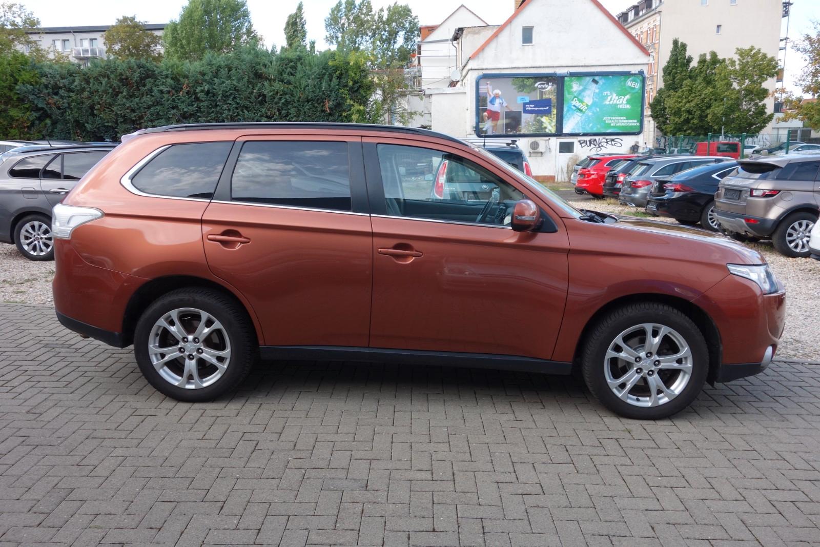 Mitsubishi Outlander 2.2 DI-D 150 ch 4WD Instyle • 7 places • Cuir • GPS • Toit ouvrant • Caméra